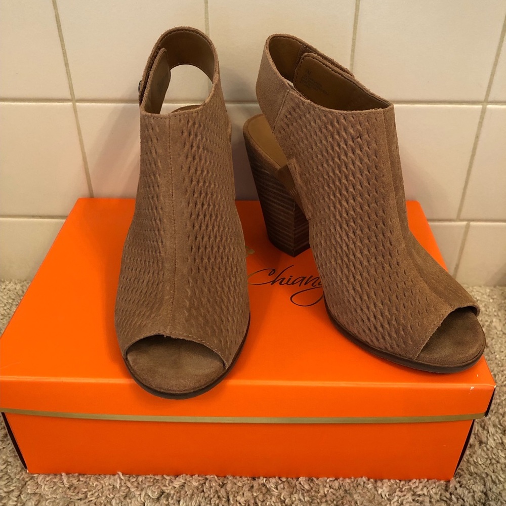 NEW Arturo Chiang Heels